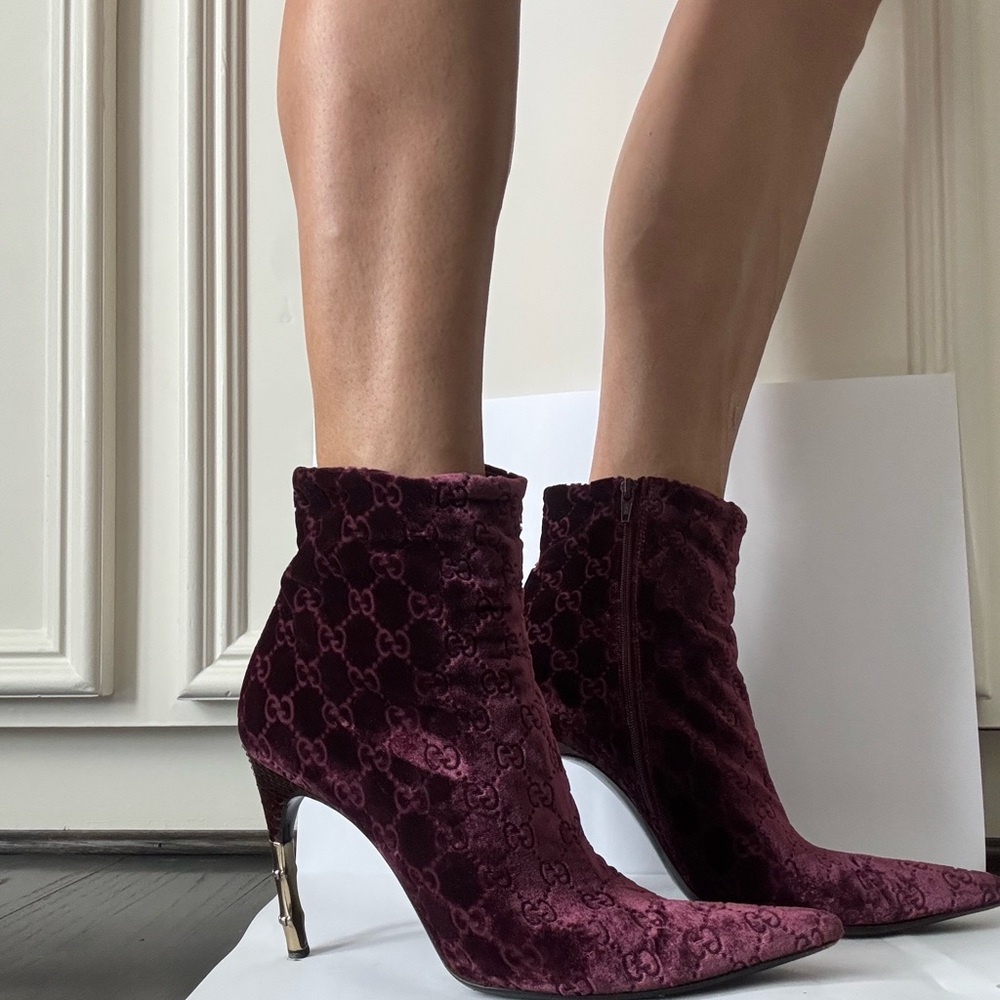 Gucci Purple Velvet Ankle Boots.
I wear a 8.5/9. These are just a tiny bit big. - Picture 4 of 7